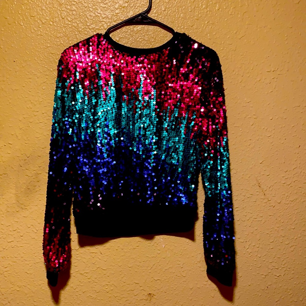 Sweater fits like a crop top